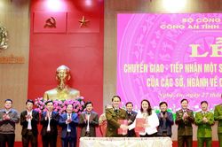 Lễ chuyển giao, tiếp nhận một số chức năng, nhiệm vụ của các sở, ngành về Công an Nghệ An