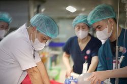 Chuyện của những chiến sĩ áo trắng lặng thầm 'chạy đua' với tử thần