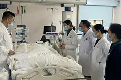 Bà bầu lập kỷ lục khi sinh con ở tuổi 64, nhóc tỳ chào đời 2,4kg khiến bác sĩ bất ngờ