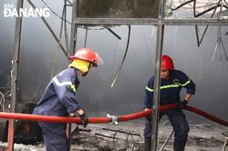 Dập tắt đám cháy tại phòng trà
