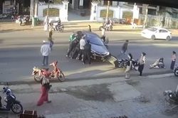 Người dân hợp sức nâng ôtô cứu người bị tai nạn ở Đắk Lắk