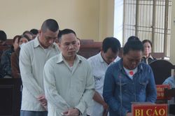 Nghi bạn có gian tình với vợ, kéo 'chiến hữu' đến chém trọng thương