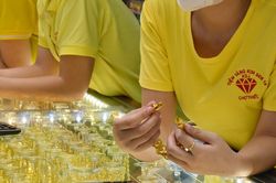 Giá vàng chiều nay 28/2/2025: Giá vàng thế giới và vàng trong nước giảm mạnh, chạm đáy nhiều tuần