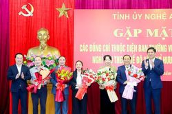 6 cán bộ thuộc diện Tỉnh ủy Nghệ An quản lý tự nguyện nghỉ hưu trước tuổi