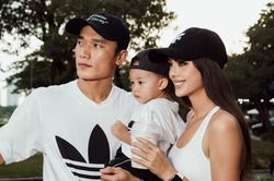 Vợ chồng Bùi Tiến Dũng hành động tình tứ gây chú ý trên phố