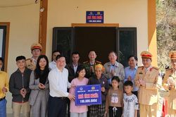 Phòng CSGT Công an tỉnh và Trường Đại học Vinh tặng nhà tình nghĩa tại huyện Kỳ Sơn