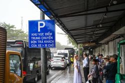 Loay hoay tìm điểm đón trả khách trong ngày đầu cấm xe trên 16 chỗ vào phố cổ