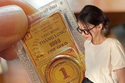 Lương 20 triệu, cô gái 27 tuổi sắm đều mỗi tháng 1 chỉ mặc cho vàng tăng dựng đứng