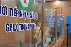 Ngày đầu CSGT Hà Nội làm nhiệm vụ mới, cấp đổi giấy phép lái xe