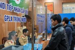Ngày đầu CSGT thực hiện cấp, đổi GPLX cho người dân