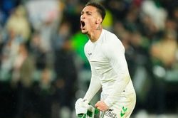 Antony chinh phục người hâm mộ Betis