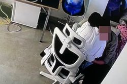 Xôn xao clip vợ bắt gặp chồng thân mật với nhân viên make-up tại studio của gia đình