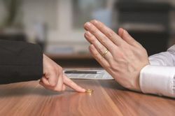 Vợ nộp đơn xin ly hôn chỉ sau 40 ngày kết hôn do không chịu nổi thói quen vệ sinh của chồng