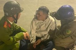 Video công an phường ngăn chặn thanh niên có ý định nhảy cầu trong đêm