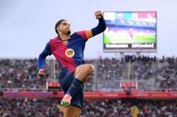 Đại thắng Sociedad với một thống kê khủng khiếp, Barcelona chiếm ngôi đầu bảng La Liga