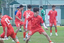 Cầu thủ Việt kiều Hà Lan 'tươi như hoa' trong buổi tập đầu cùng đội U17 Việt Nam
