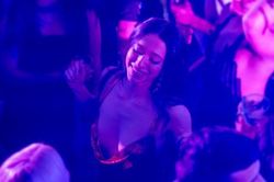 Sắc vóc nóng bỏng của nữ chính phim 18+ vừa giành giải Oscar
