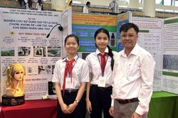 Hai học sinh làm tóc giả từ sợi tơ lá dứa