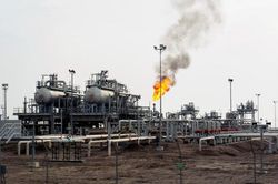 OPEC+ tuyên bố gia tăng sản lượng, giá dầu thô thế giới xuống mức thấp nhất 12 tuần
