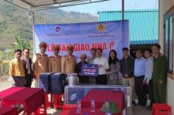 Bàn giao nhà tặng hộ nghèo huyện vùng cao Nghệ An