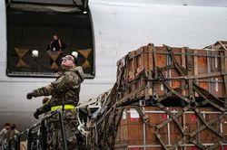 Hãng Bloomberg: Mỹ dừng mọi viện trợ quân sự cho Ukraine