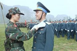 Hai vợ chồng cùng tham gia diễu binh kỷ niệm 50 năm ngày thống nhất đất nước