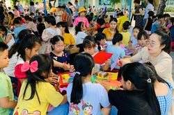 Triển khai Thông tư 29 về dạy thêm, học thêm: Phụ huynh loay hoay đón con