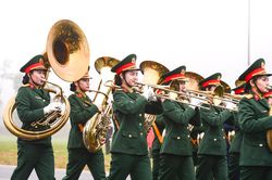 'Bóng hồng' quân nhạc hợp luyện diễu binh kỷ niệm 50 năm Giải phóng miền Nam