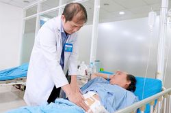 Chủ quan khi hóc xương, người đàn ông phải đi cấp cứu
