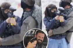 Ben Affleck tình cảm ôm vợ cũ Jennifer Garner trong buổi chơi paintball