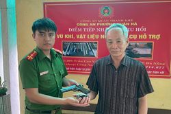 Người dân tự giác giao nộp vũ khí, vật liệu nổ