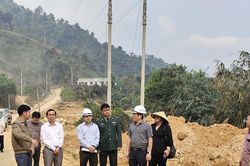 Chủ tịch UBND huyện Quế Phong yêu cầu thi công tuyến đường Hạnh Dịch đúng tiến độ