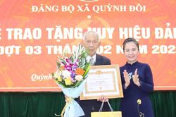 Đồng chí Võ Thị Minh Sinh trao tặng Huy hiệu 80 năm tuổi Đảng tại huyện Quỳnh Lưu