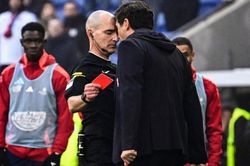HLV tại Ligue 1 trả giá cực đắt vì... húc đầu trọng tài