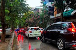 Người điều khiển phương tiện tham gia giao thông đường bộ phải giảm tốc độ trong trường hợp nào?