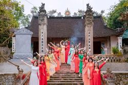 Sắc vẻ phụ nữ Nghệ An trong 'tuần lễ áo dài'