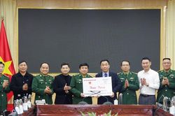 Trao tặng bộ năng lượng mặt trời cho Tổ công tác Biên phòng Đảo Ngư
