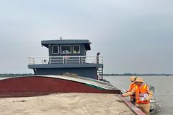 Cảnh sát giao thông kiểm soát chặt chẽ vận tải trên các tuyến sông qua địa phận Hà Nội