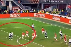 Pha bóng biến Tottenham thành trò cười