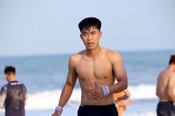 Ngỡ ngàng body 6 múi, chuẩn chất nam thần của tân binh Lý Đức vừa được triệu tập lên ĐT Việt Nam