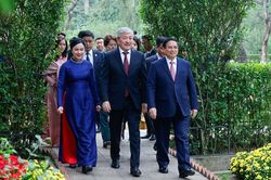 Thủ tướng Phạm Minh Chính và Thủ tướng Kyrgyzstan thăm Nhà sàn Bác Hồ