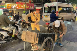 Nhanh chóng xử lý vết dầu máy loang trên đường trong giờ cao điểm
