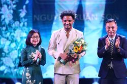 Xuân Son nhận giải Gương mặt thể thao cống hiến