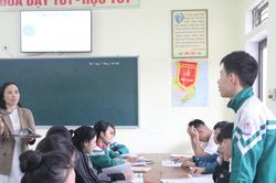 Niềm vui của cô giáo mong được dạy gần nhà để chăm sóc chồng bệnh tật