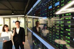 Chứng khoán tăng vọt, VN-Index lên trên 1.326 điểm