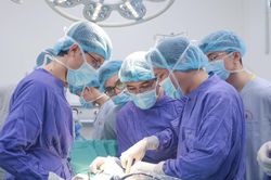 Nữ sinh 15 tuổi thủng hành tá tràng nghi do áp lực học tập