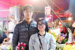 Chợ hoa đêm Hà Nội tấp nập dịp 8/3