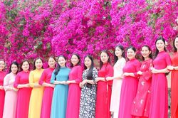 Phụ nữ miền núi Nghệ An rạng rỡ với trang phục áo dài truyền thống