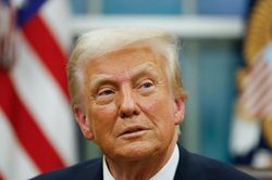Tổng thống Trump cân nhắc thu hồi tư cách pháp lý của người Ukraine trên đất Mỹ