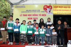 Trao học bổng Tô Hiệu cho học sinh nghèo vượt khó